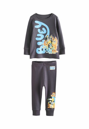 Set de pijamale pentru copii din două piese; gri închis cu personaje de desene animate cu câini. Bluza cu mânecă lungă prezintă textul albastru "Bluey", iar pantalonii cu talie elastică au un grafic.