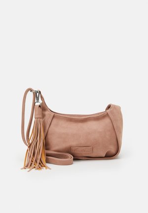 Petit sac à épaule en cuir rose blush avec une longue bandoulière et un pompon décoratif attaché sur un côté.