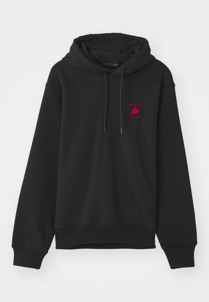 Schwarzer Hoodie aus Rippstoff mit einer Fronttasche, Kapuze mit Kordelzug und rotem gesticktem Logo auf der Brust.