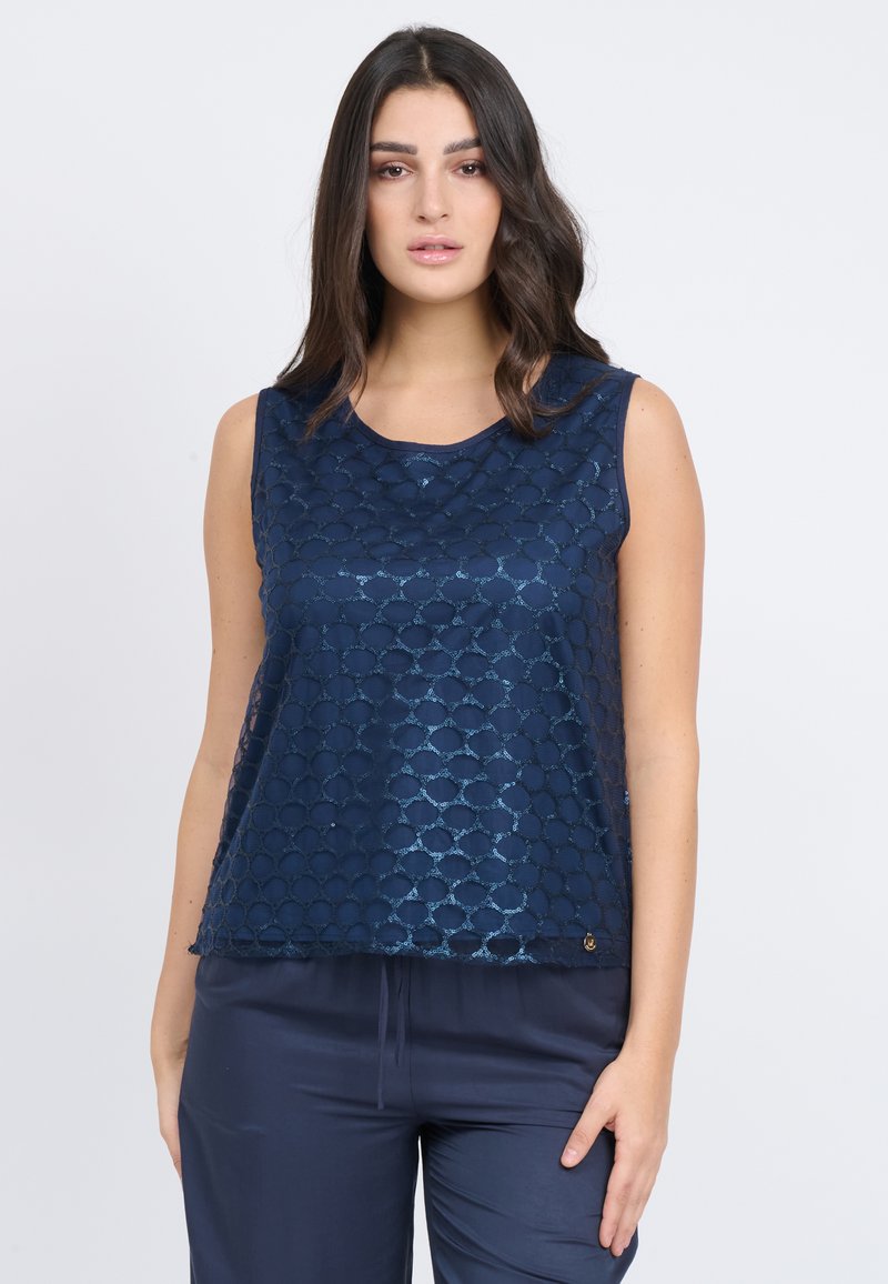 Top senza maniche di colore blu navy con un motivo a nido d'ape testurizzato, realizzato in un tessuto leggero, con scollatura rotonda e una leggera lucentezza.