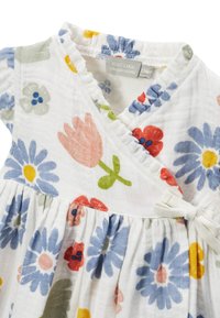Robe à motif floral en tissu léger blanc avec des fleurs pastel, design enroulé, col volé et détail nœud à la taille.