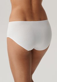 Białe bawełniane bikini z gładką fakturą i minimalnym elastycznym paskiem, widziane z tyłu, podkreślające jego prosty design.