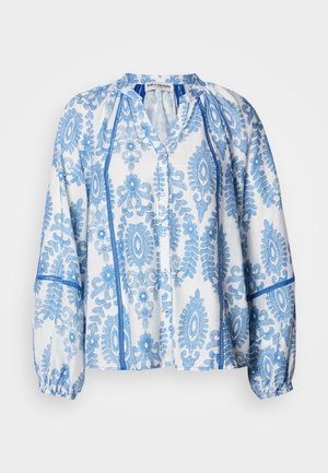 Bluse med lange ermer laget av lett stoff med et blått og hvitt blomsterpattern. Har knappet stolpe og rynket halslinning.