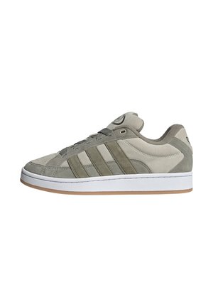 Niedriger hellgrauer Wildleder-Sneaker mit drei dunkleren grauen Seitenstreifen, weißer Zwischensohle, Gummiaußensohle und Schnürverschluss.