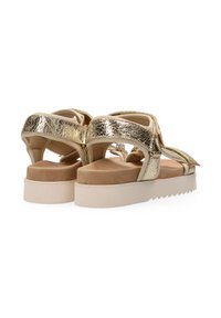 Gouden metallic sandalen met brede banden, gestructureerde afwerking en een beige gevoerde voetbed; platformzool met geribbelde onderkant voor grip.
