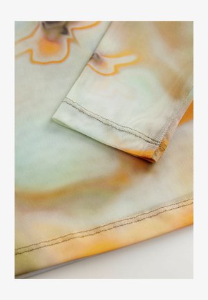 Weicher, leichter Stoff mit einem welligen Muster in Orange und Grün. Verfügt über einen sauber genähten Saum entlang des Ärmels.