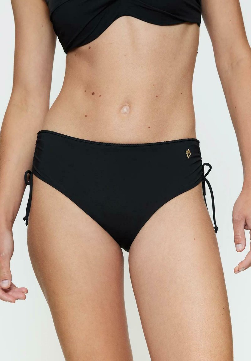 Czarny dół bikini z wiązaniami po bokach, marszczonym materiałem, gładką teksturą oraz małym złotym logo akcentującym z jednej strony.