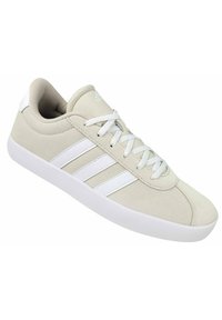 Scarpa da atletica color beige chiaro in suede, con suola in gomma bianca e tre strisce bianche lungo il lato, dotata di chiusura con lacci.