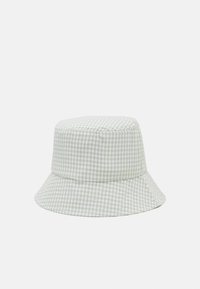 Gaismas zaļš un balts ginekūnu raksta cepure ar strukturētu augšu un plašu malu, izgatavota no strukturētas auduma.