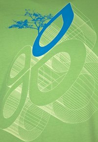 Vihreä puuvillainen t-paita, jossa on suuria sinisiä graafisia elementtejä, abstrakteja muotoja valkoisilla geometrisilla viivoilla ja puusiluetti.