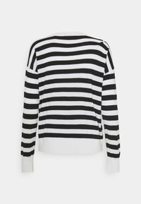 Pull à rayures noires et blanches avec manches longues, encolure ronde et poignets côtelés. Le matériau semble doux et tricoté, offrant une coupe décontractée.