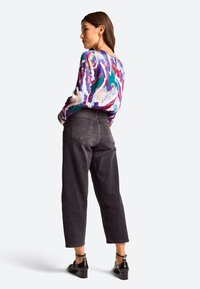 Rich & Royal MIT ABSTRAKTEM PRINT - Blouse - ruby red