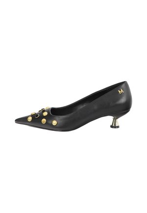Zapato negro de tacón bajo y punta puntiaguda con tachuelas doradas en la parte delantera y una pequeña letra M dorada cerca del tacón sobre un fondo blanco.