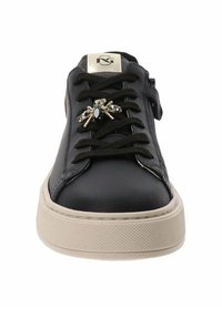 Sneaker in pelle nera con lacci neri, dotata di una spilla decorativa a forma di ragno e una suola in gomma avorio. Placca logo in tono oro sulla linguetta.