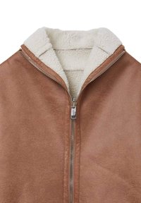 Giacca marrone con zip e colletto foderato in shearling. Realizzata in materiale morbido, presenta una cerniera liscia e un design minimalista.