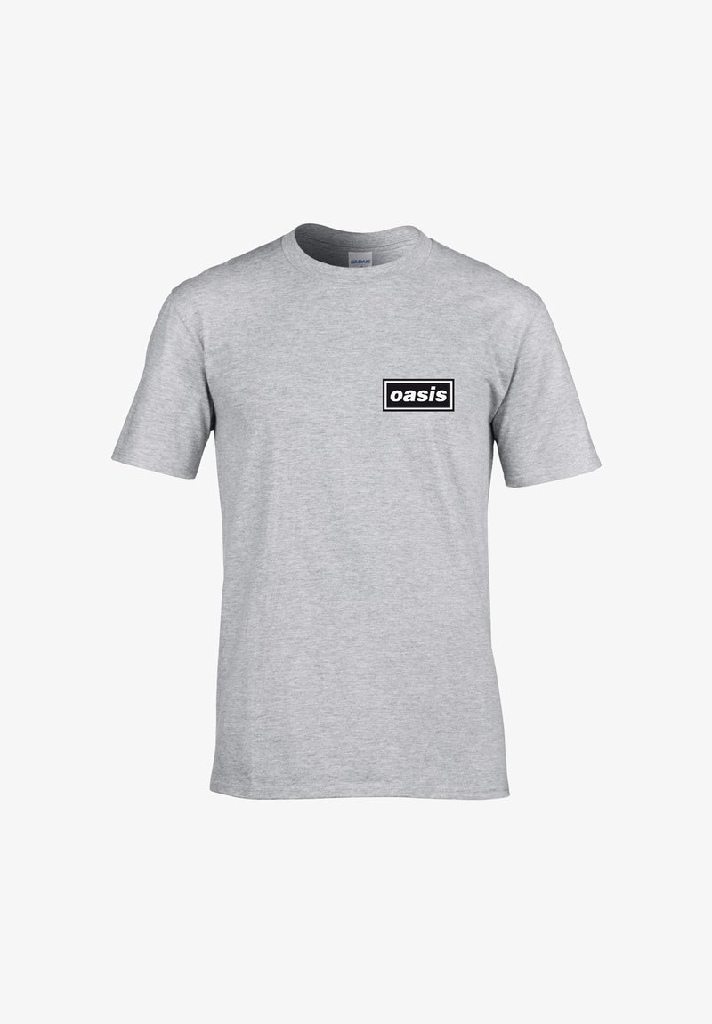 T-shirt grigia in cotone con maniche corte, con un logo rettangolare nero che riporta la scritta "oasis" sull'area sinistra del petto.