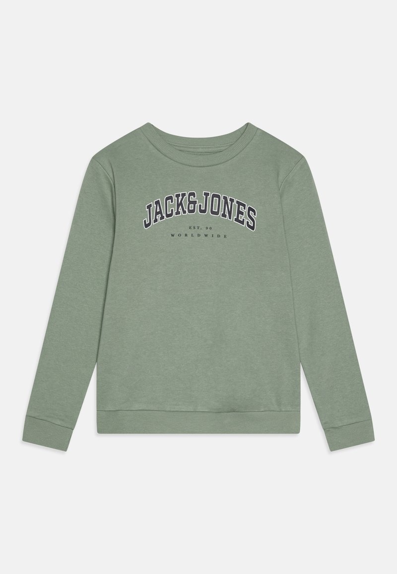 Zaļais džemperis ar garām piedurknēm, apaļu kakla izgriezumu, ribotām piedurknēm un apakšmalu. Priekšpusē ir uzdrukāts 'JACK&JONES' logo tumši zilā krāsā.