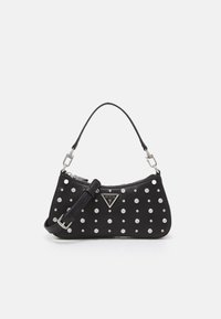 Czarna torebka o subtelnym połysku, ozdobiona srebrnymi ćwiekami, ma zaokrąglony kształt, zamek błyskawiczny, odpinany pasek i plakietkę z logo.