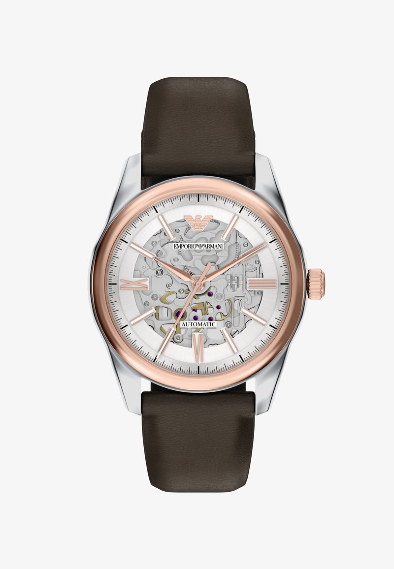 Pánské automatické náramkové hodinky s hnědým koženým páskem, růžově zlatým rámečkem, skeletovým ciferníkem zobrazujícím mechanické ozubené kolečka a růžově zlatými hodinovými značkami a ručičkami.