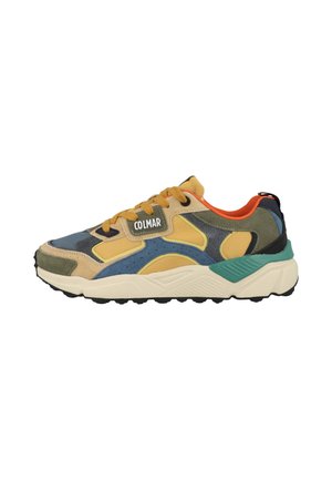 Mehrfarbiger Colmar Sneaker mit gelben, blauen, grünen und orangen Paneelen, Schnürdesign, gepolsterter Sohle und Markenetikett an der Seite.