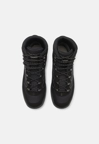 Scarpe da trekking nere con una tomaia in mesh e suede, lacci testurizzati, supporto per la caviglia imbottito e suola robusta per la trazione.