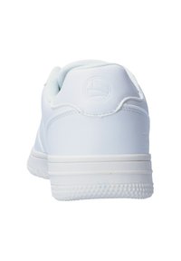 Weiße Sneaker mit glattem Leder-Obermaterial, gepolstertem Schaft, strukturiertem Sohlenbereich und einem eingprägten Logo an der Ferse. Einfaches und minimalistisches Design.