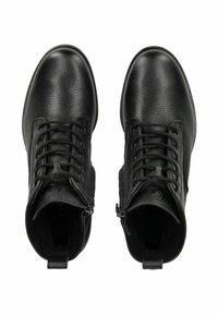 Zwarte leren enkelboots met een gestructureerde afwerking, vetersluiting aan de voorkant, ritsen aan de zijkant en een lus aan de achterkant. Platte zolen en een gestroomlijnd ontwerp.