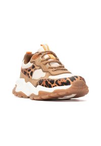 Zapatillas de leopardo con una mezcla de materiales marrones, crema y blancos. Suela de goma gruesa y diseño de cordones con acentos naranjas.
