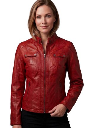 Frau trägt eine taillierte rote Lederjacke mit Reißverschluss vorne, Brusttaschen mit Druckknöpfen und seitlichen Reißverschlusstaschen, steht vor weißem Hintergrund.