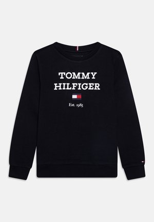 Czarna bluza z długim rękawem z napisem "TOMMY HILFIGER", czerwono-biało-niebieskim logo flagi oraz napisem "Est. 1985" na przodzie.