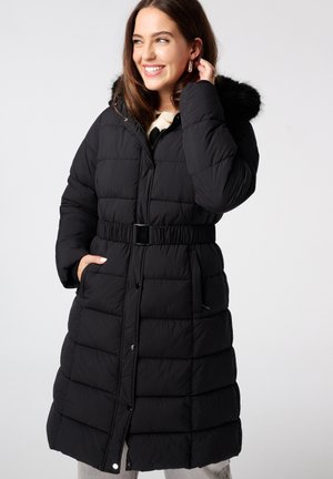 Zwarte, gewatteerde pufferjas met een riem in de taille, een kunstbont gevoerde capuchon en een drukknoopsluiting. Voorzien van zijzakken en een knielengte ontwerp.
