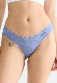 Lichtblauwe damesstring met een cirkelpatroon, voorzien van kant langs de tailleband. Het merkembleem is zichtbaar in grijs aan de zijkant.