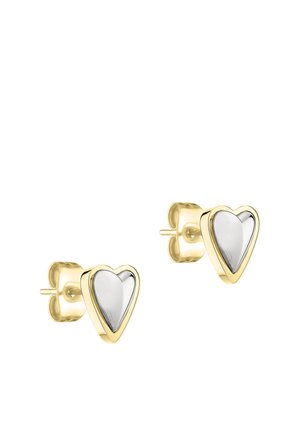 Paire de boucles d'oreilles puces en or avec un centre en forme de cœur en argent et des fermoirs papillon sur fond blanc.