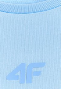 Tissu bleu clair avec une texture côtelée et un logo "4F" bleu plus foncé imprimé près du bas au centre.