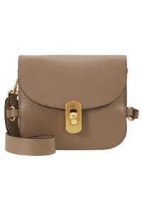 Bolso bandolera de cuero en color topo con cierre de solapa y herrajes en tono dorado. Cuenta con una correa ajustable y superficie texturizada.