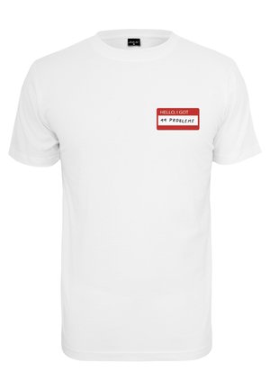 Biała koszulka z krótkim rękawem z czerwono-białą etykietą na lewej piersi z napisem "CZEŚĆ, MAM 99 PROBLEMÓW."