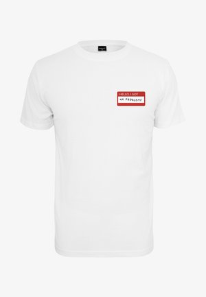 Biała koszulka z krótkim rękawem z czerwono-białą etykietą na lewej piersi z napisem "CZEŚĆ, MAM 99 PROBLEMÓW."