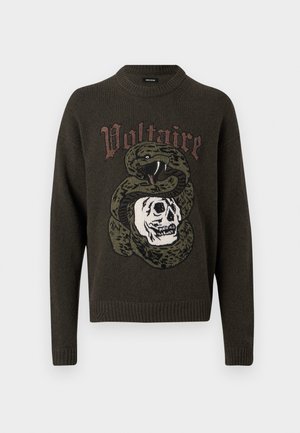 Tamnozeleni džemper s grafikom namotanog zmijskog tijela oko lubanje i riječju "Voltaire" iznad dizajna.