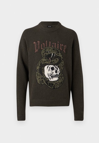 Suéter verde oscuro con un gráfico de una serpiente enrollada alrededor de una calavera y la palabra "Voltaire" encima del diseño.