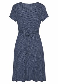 Vestido de manga corta en azul marino con un patrón de puntos, que cuenta con un cinturón atado en la cintura y un diseño de falda acampanada.