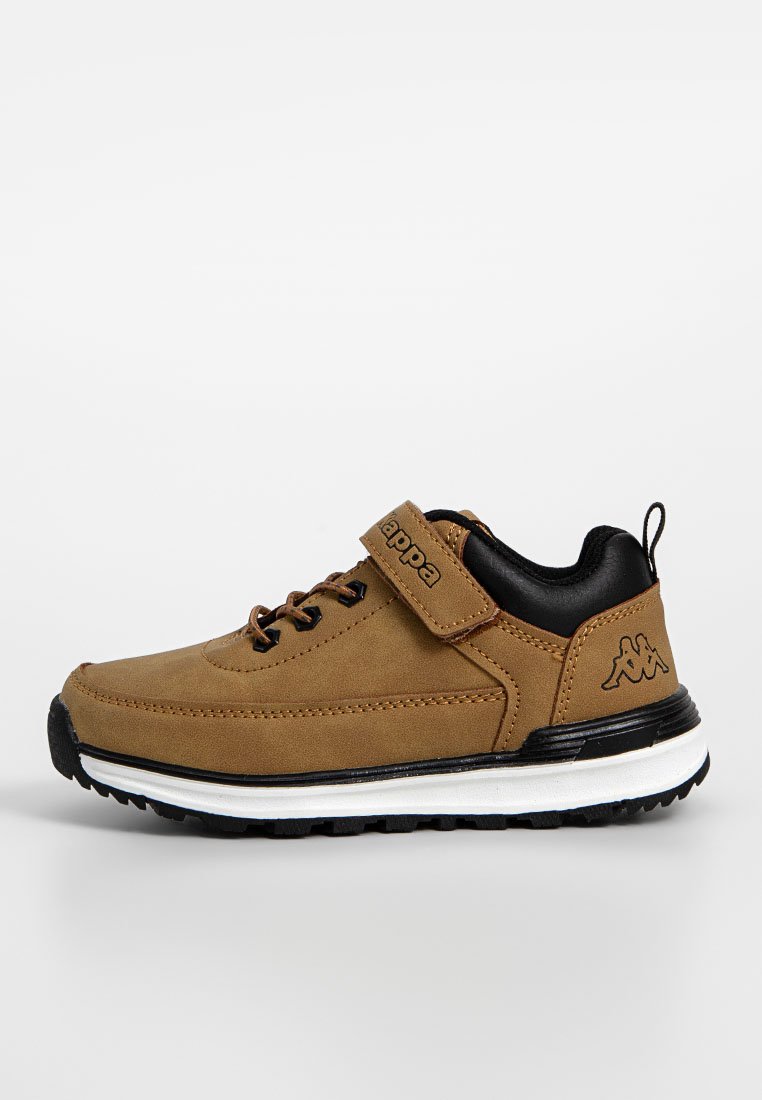 Chaussure de sport en suède marron avec des accents noirs, à bout rond, à lacets sur le devant et avec une sangle réglable. Dotée d'une semelle intermédiaire blanche et d'une semelle en caoutchouc texturé.
