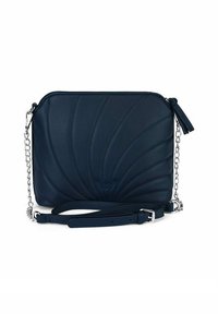 Námořnická kožená crossbody taška s prošívaným designem a řetízkovým akcentem na popruhu. Obsahuje zipový uzávěr a odnímatelný ramenní popruh.