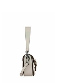 Borsa strutturata in morbida pelle beige con tracolla lunga. Presenta dettagli in metallo argentato e un accento laterale, con cuciture ordinate.