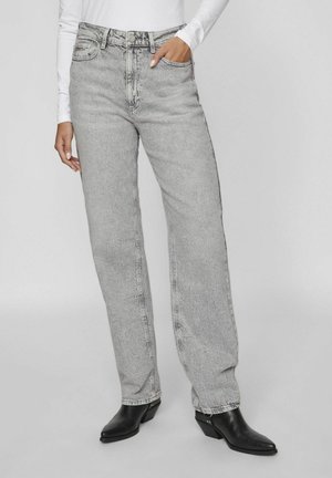 Grijze wijde jeans met een vervaagde afwerking, hoge taille en een klassiek vijf-pocket ontwerp, gedragen met zwarte enkellaarsjes met hak.