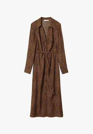 Robe marron avec des motifs ondulés en marron foncé et clair. Elle présente un col avec revers, des manches longues, une fermeture à boutons sur le devant et une ceinture à la taille.