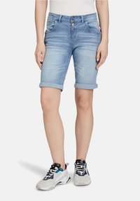 Lichte denim shorts met opgerolde zomen, met voor- en achterzakken en een klein decoratief detail op de voorzak.