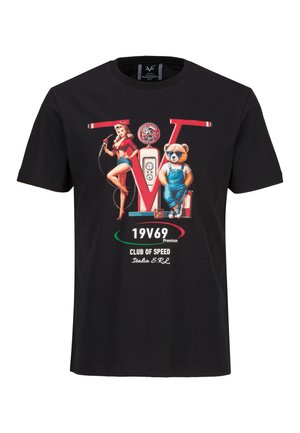 Schwarzes T-Shirt mit Grafik einer Frau, die eine Zapfpistole hält, einem Bären mit Sonnenbrille und Latzhose, einer Vintage-Tankstelle und dem Schriftzug "19V69 Club of Speed Italia".