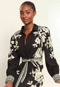 Lipsy LONG SLEEVE - REGULAR FIT - Rochie tip cămașă - black white