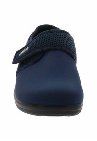 Zapato navy blue sin cordones con parte superior lisa, acentos de malla y una correa de Velcro. Presenta un cuello acolchado y una suela de goma texturizada.