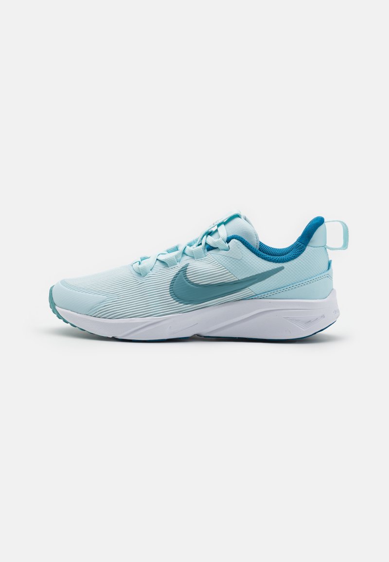 Chaussure de sport bleu clair avec une tige texturée, des accents bleu foncé, une semelle rembourrée et un intermédiaire blanc contrastant. Comprend un design à lacets.